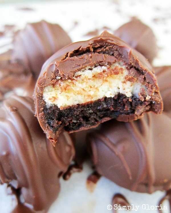 Fudge Brownie Cheesecake Bites Covered in #chocolate - SimplyGloria.com