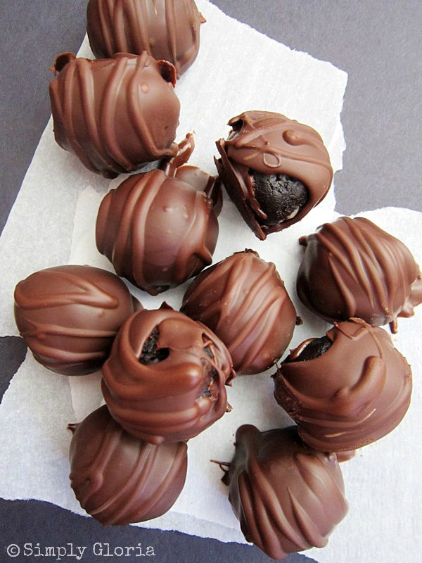 Fudge Brownie Cheesecake Bites - SimplyGloria.com Covered in #chocolate!