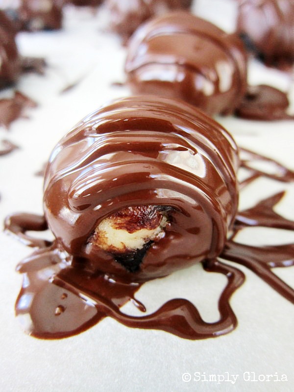 Fudge Brownie Cheesecake Bites - SimplyGloria.com Covered in chocolate!