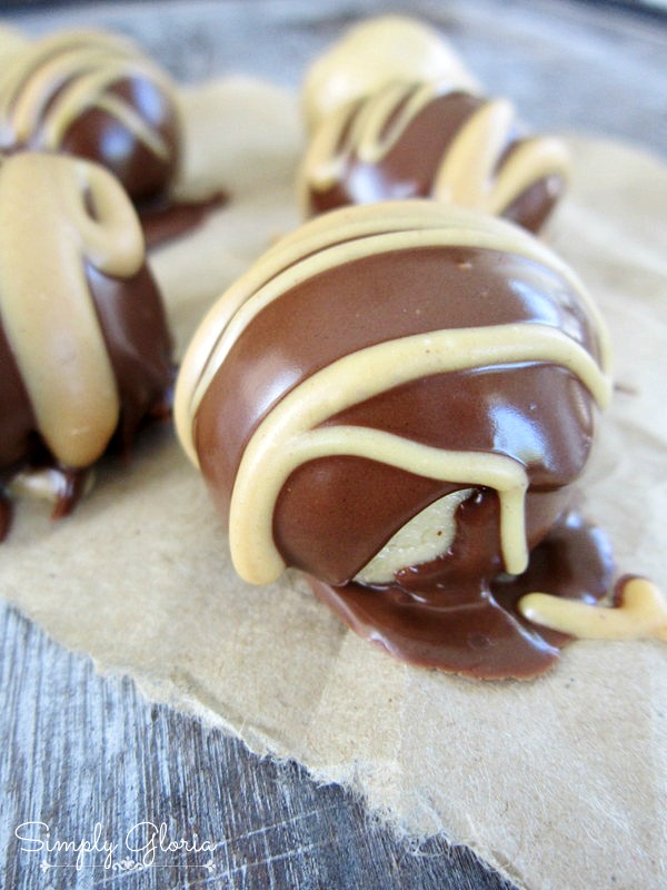 Peanut Butter Truffles - SimplyGloria.com Easy to make! #peanutbutter