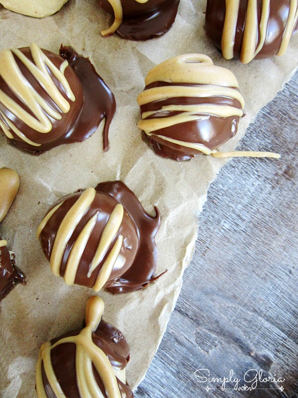 Peanut Butter Truffles by SimplyGloria.com   Creamy little bites of #peanutbutter covered in chocolate!