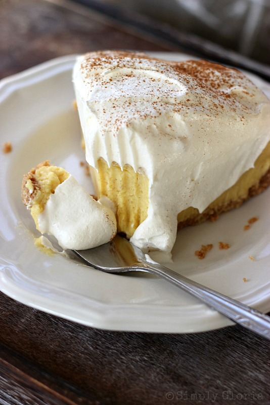 {No Bake} Eggnog Pie - A holiday favorite! by SimplyGloria.com #pie