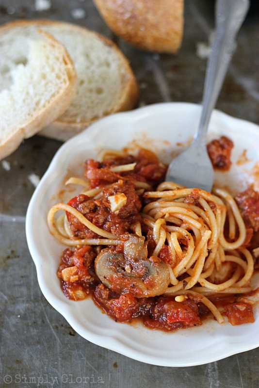 Roasted Garlic Spaghetti Sauce @ SimplyGloria.com #spaghetti #sauce