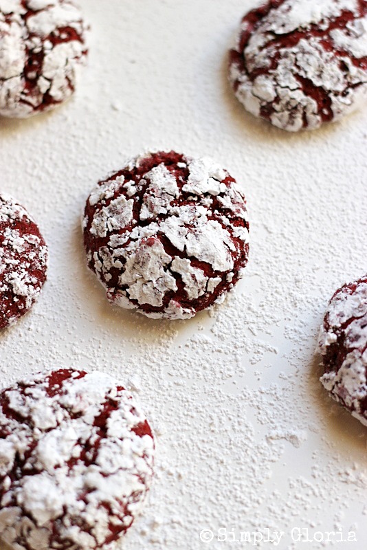 Red Velvet Crinkle Cookies @ SimplyGloria.com #RedVelvet #Cookies