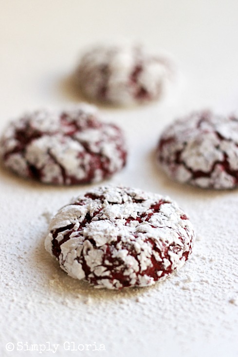 Red Velvet Crinkle Cookies @SimplyGloria.com #Cookies #RedVelvet