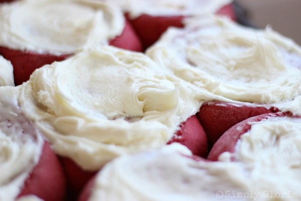 Red Velvet Sweet Rolls with White Chocolate Cream Cheese Icing from SimplyGloria.com #redvelvet #whitechocolate