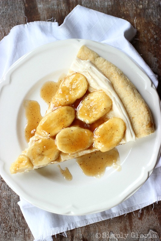 Bananas Foster Cookie Pizza from SimplyGloria.com #dessertpizza