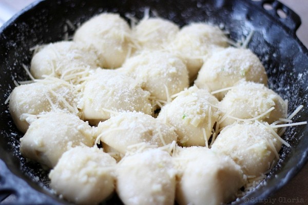 Garlic Parmesan Dinner Rolls from SimplyGloria.com #homemade