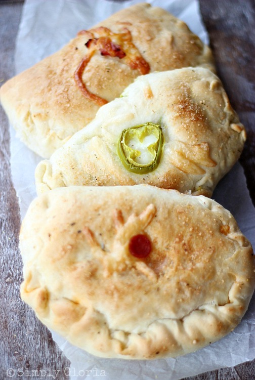 Homemade Stuffed Pizza Pockets with SimplyGloria.com Stuff these with your favorite #pizza toppings!