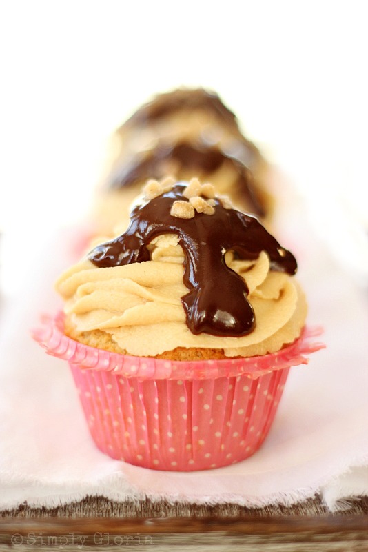 Peanut Butter Cupcakes with Chocolate Ganache from SimplyGloria.com #peanutbutter #cupcakes