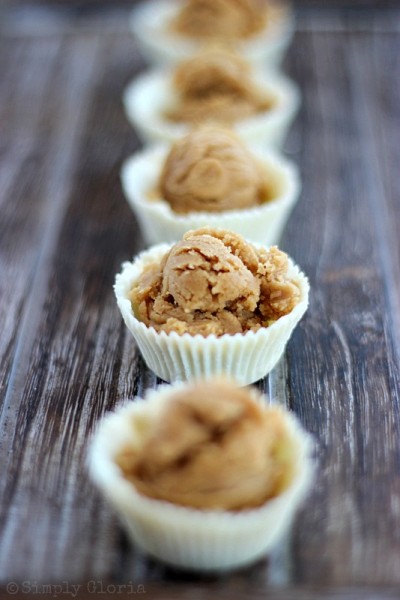 White Chocolate Peanut Butter Cookie Dough Cups with SimplyGloria.com #pb