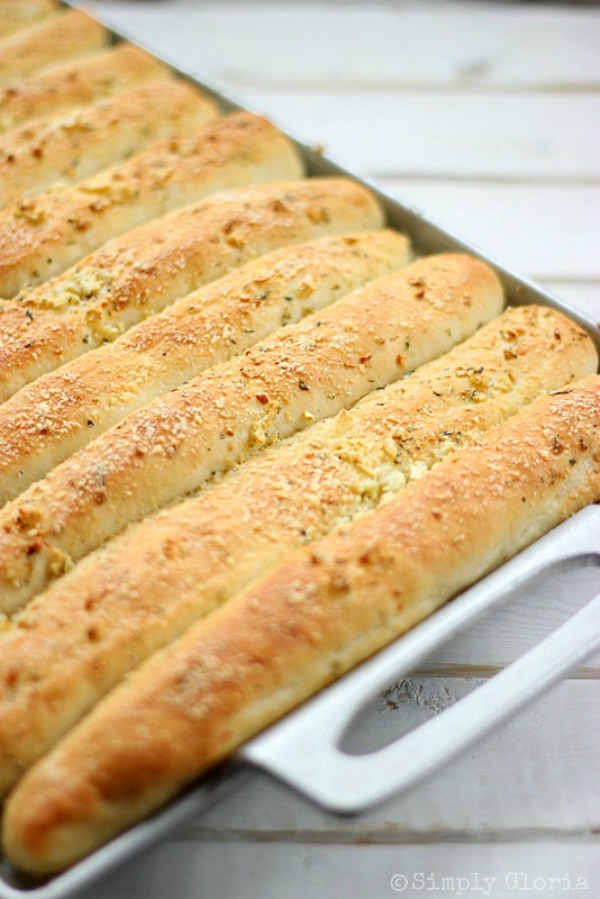 Garlic Parmesan Bread Sticks with SimplyGloria.com #breadsticks