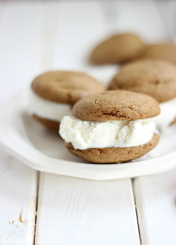 Root Beer Float Cookie Sandwiches from SimplyGloria.com #dessert