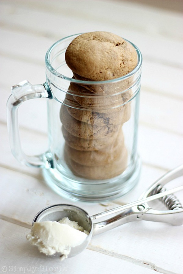 Root Beer Float Cookie Sandwiches with SimplyGloria.com #cookies