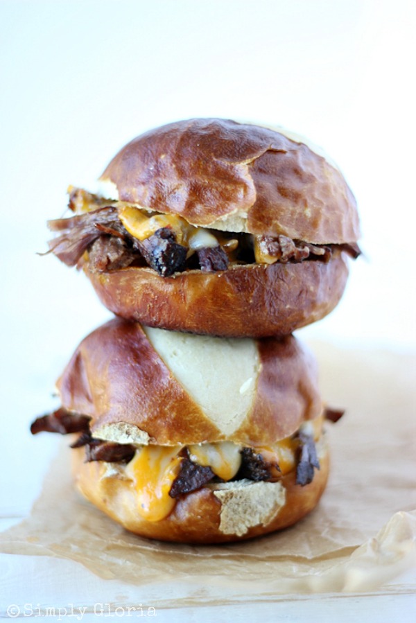 French Dip Shredded Beef Sliders with SimplyGloria.com #slowcooker #crockpot