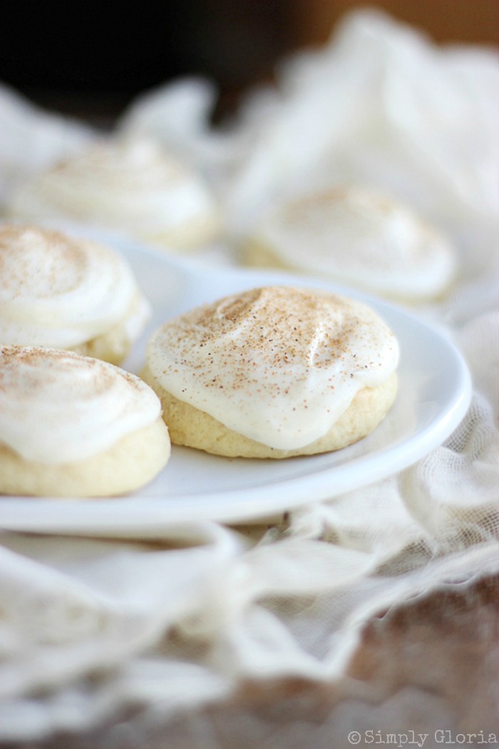 Eggnog Frosted Sugar Cookies with SimplyGloria.com #cookies #eggnog