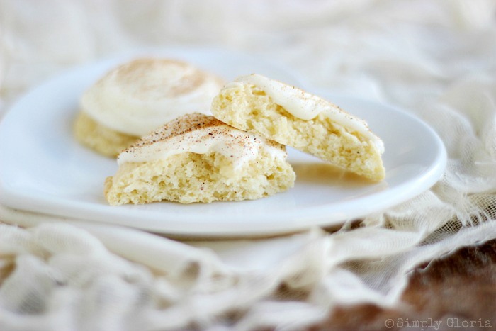 Eggnog Frosted Sugar Cookies with SimplyGloria.com #icing