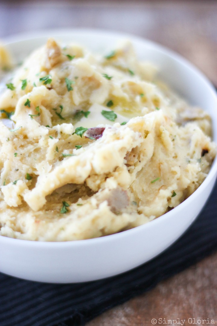 Slow Cooker Garlic Buttermilk Mashed Potatoes with SimplyGloria.com #CrockPot