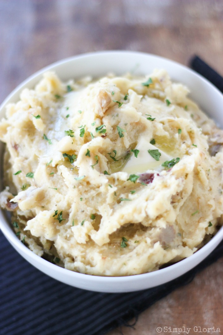 Slow Cooker Garlic Buttermilk Mashed Potatoes with SimplyGloria.com #dinner