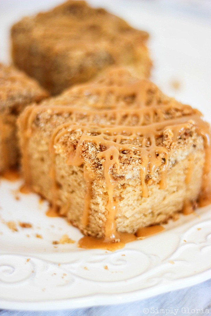 Peanut Butter Crumb Coffee Cake with Peanut Butter Glaze with SimplyGloria.com #CrumbCake