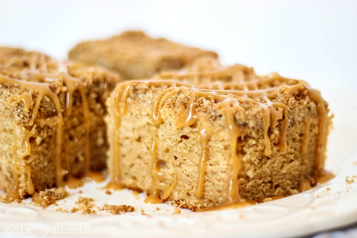 Peanut Butter Crumble Coffee Cake with Peanut Butter Glaze with SimplyGloria.com #cake #peanutbutter