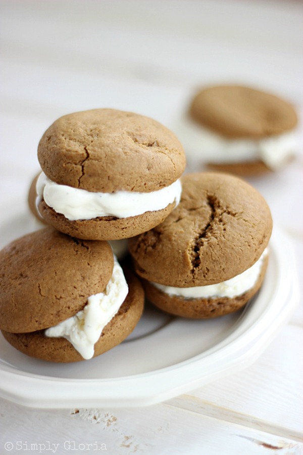 Root Beer Float Cookie Sandwiches by SimplyGloria.com #cookies #sandwiches